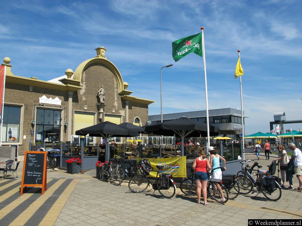 Het station van Vlissingen ligt iets buiten het centrum. Vanaf het stationsplein rijden er twee keer per uur naar de binnenstad van Vlissingen. Als je van het station over de Zeedijk naar de binnenstad wilt lopen ben je ongeveer 30 minuten onderweg. Tips: Fietsen op Walcheren.